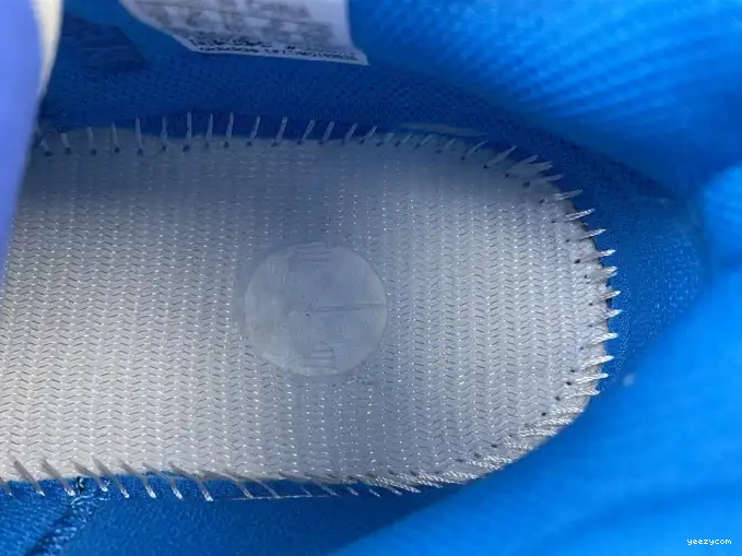 YEEZY HI-RES HP6674 700 BOOST BLUE ADIDAS 0510